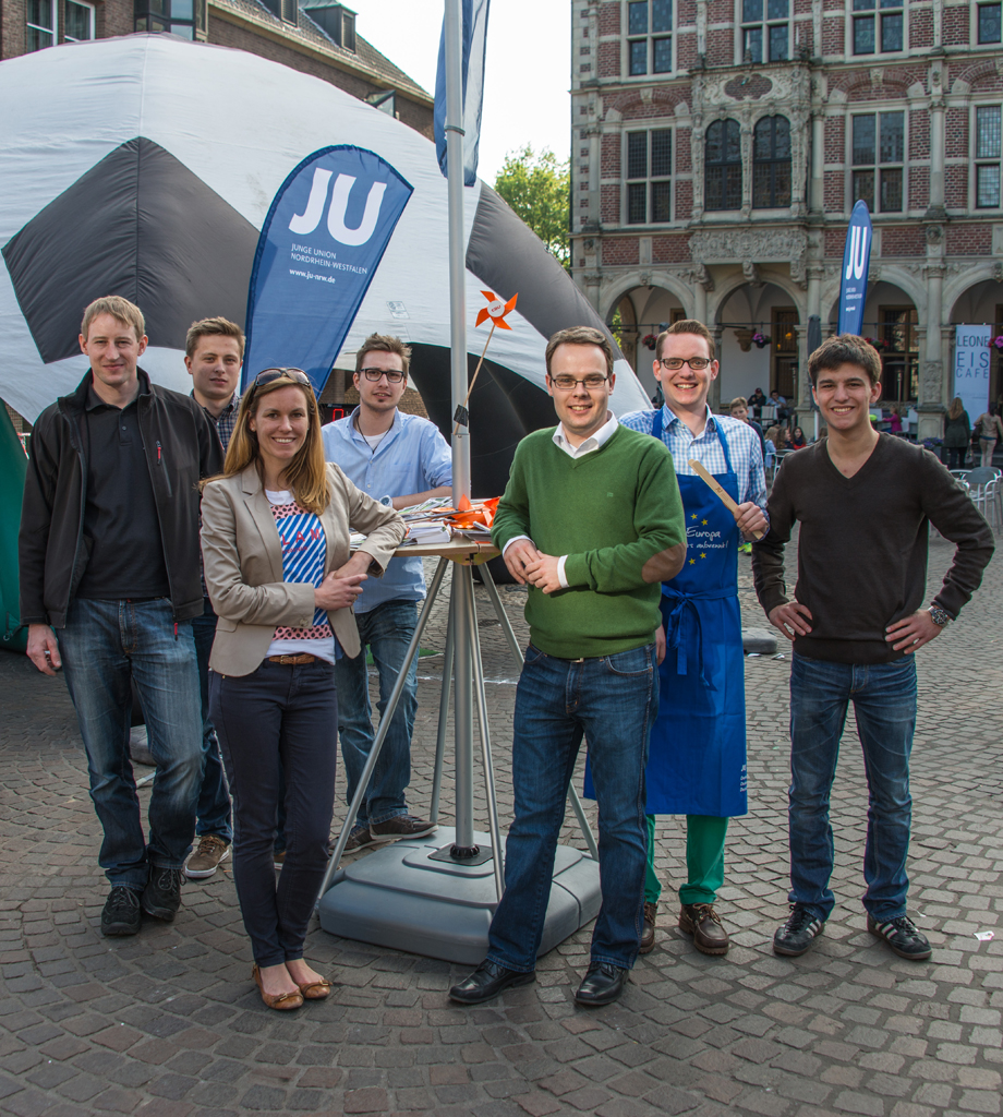 Das Team der Jungen Union rund um den JU-Kreisvorsitzenden Thomas Eusterfeldhaus (3. v. r.) und den Bocholter Stadtverbandsvorsitzenden Julian Kiefmann (2. v. r.) geht selbstbewusst in die anstehende Wahlentscheidung.