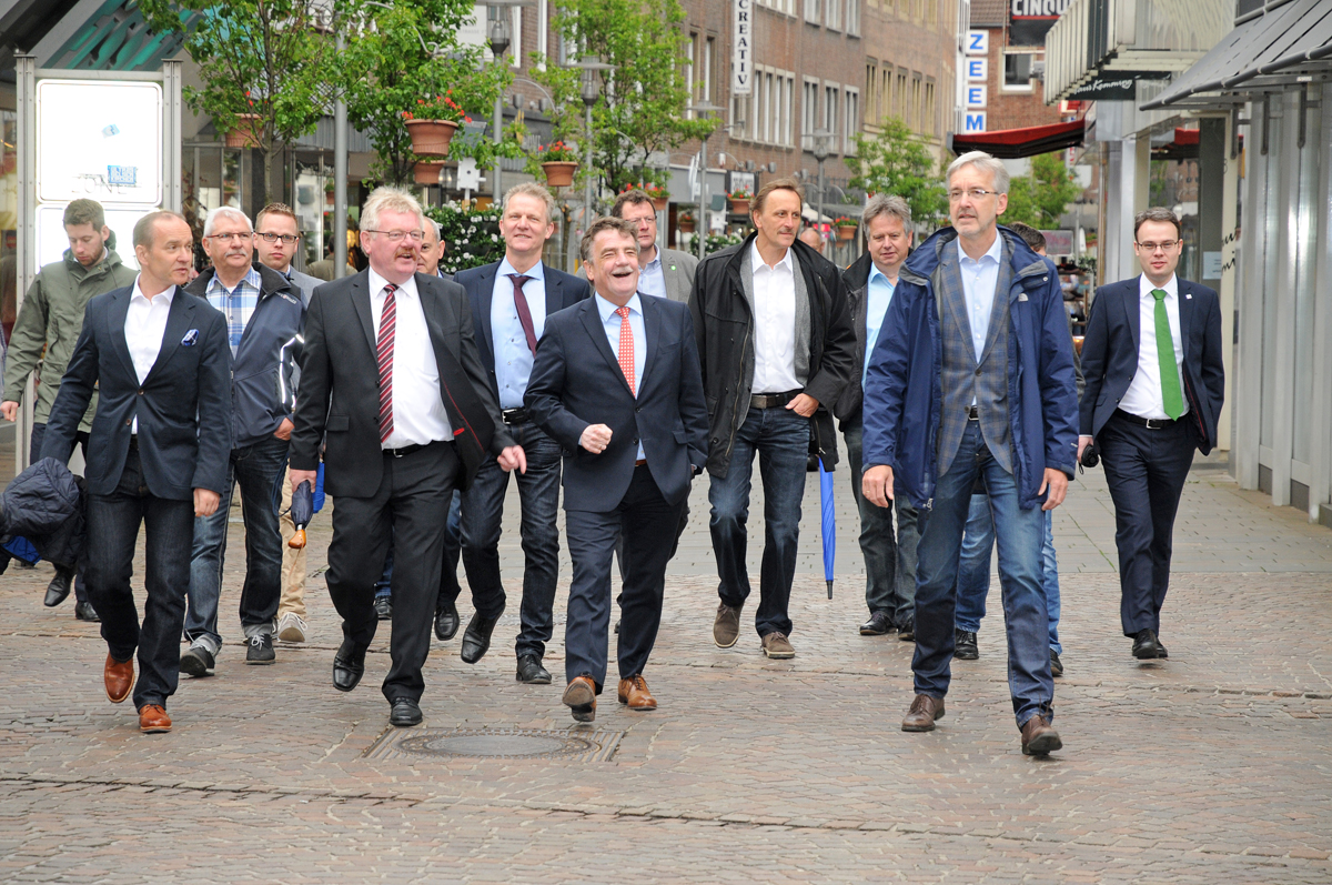 Thomas Eusterfeldhaus (rechts) beim Spaziergang mit NRW-Stdtebauminister Groschek (Mitte) durch die Bocholter Innenstadt (Foto: Bruno Wansing, bocholt.de)