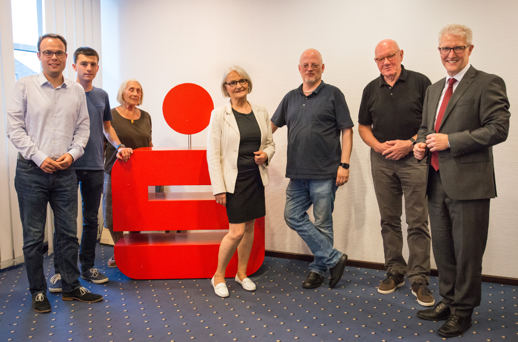 Sparkassenvorstand Karl-Hein Bollmann (rechts) empfngt die Vorstandsmitglieder des CDU-Ortsverbandes Bocholt-Mitte in den Rumlichkeiten der Stadtsparkasse